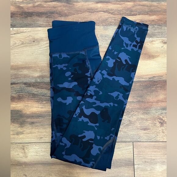Sweaty Betty Pants - Sweaty Betty the zero gravity blue black bull dog  camo print leggings size xs